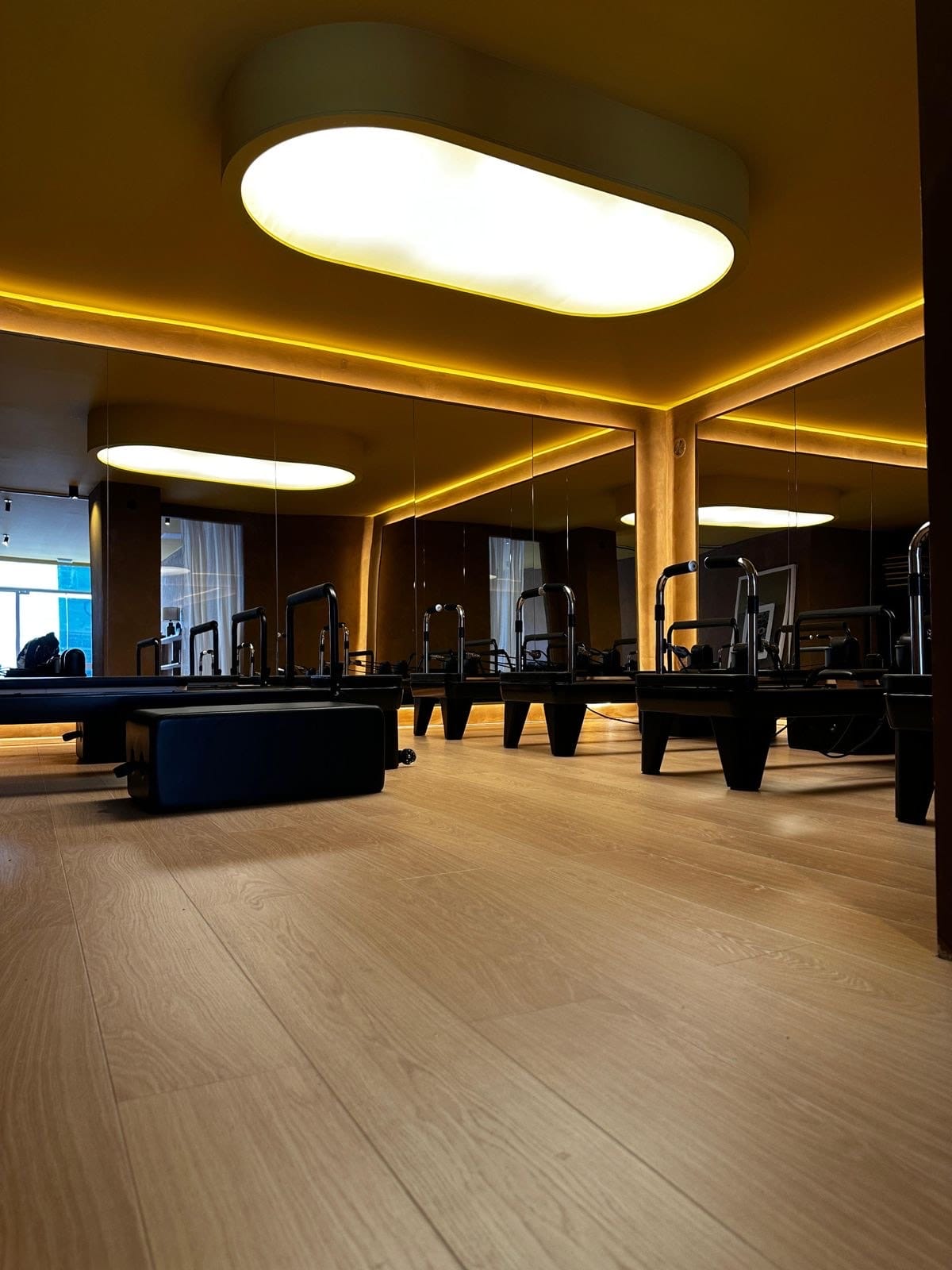 Intérieur lumineux du studio Si Le Pilates avec machines Pilates Reformer